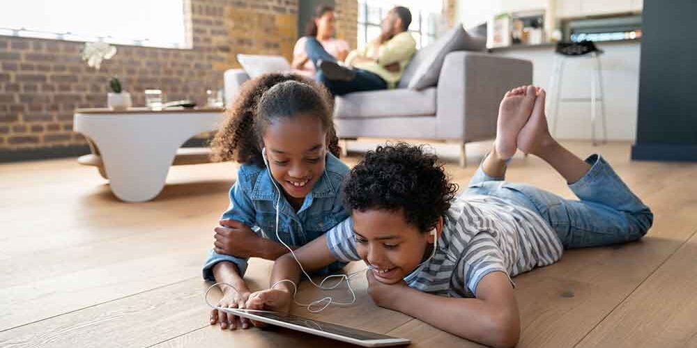kids-playing-on-an-ipad