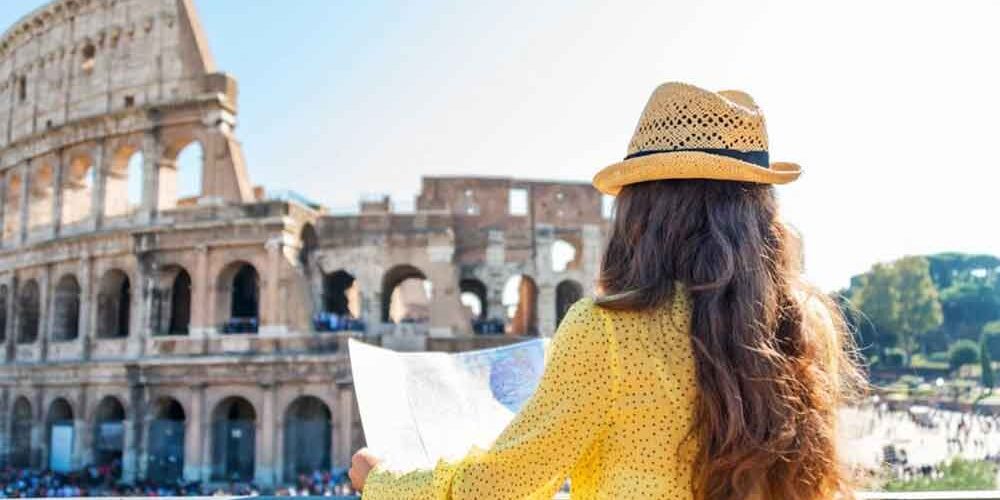 woman-in-front-of-colosseum