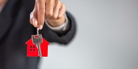 Can-I-Rent-with-an-IVA_-feature Image of someone holding up a set of keys